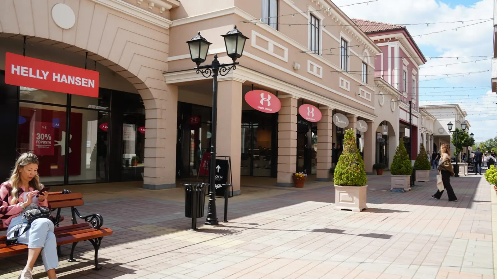 Shops in the arcades of Fashion Park Outlet Inđija