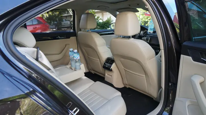 Rear seats of a Škoda Superb with water bottles